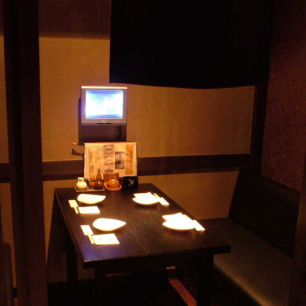 雰囲気◎のTV付半個室！カップルにも、友人同士の飲み会にも大好評！こちらの席は人気なので予約が吉