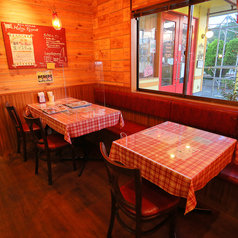 窓際のテーブル席♪