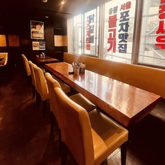 落ち着いたテーブル席は最大20名様までOK♪奥はソファー席になってるのでゆったりと過ごせます♪