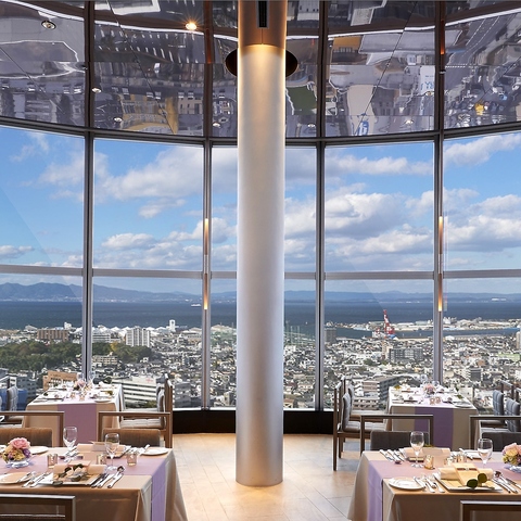 別府湾を一望できる絶景とともに、軽食からフレンチコースまでご用意　貸切りも可能