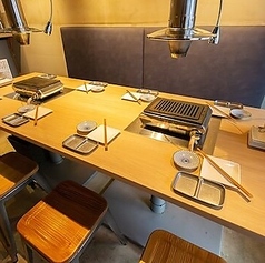 テーブル席は4名様掛け2卓ご用意しており、最大8～10名様までご利用いただけます。また、席が繋げられるため、ご家族やご友人とのお食事はもちろん、少人数のグループのご利用にも最適で、落ち着いた空間でゆったりとお過ごしいただけます。各シーンでお使いいただけるため、様々なシチュエーションでご利用いただけます。