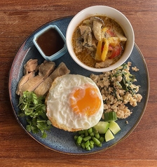 【ランチ限定】サームプレート (ハーフ&ハーフ&ハーフ)カオマンガイ/ガパオライス/グリーンカレー