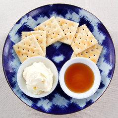 自家製クリームチーズクラッカー添え