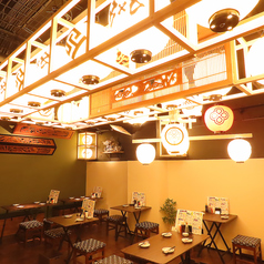 大きな提灯と赤い和傘が彩る店内は、活気に満ちた大衆居酒屋ならではの賑やかな雰囲気です。少人数からグループまで、人数に合わせて利用しやすいテーブル席を豊富にご用意しております。新鮮な魚介と自慢のおでん、厳選酒で、仲間との楽しい時間をお過ごしください。