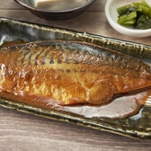 【「湊や磯吉食堂」メニュー】こだわりの焼き魚・煮魚が堪能できるメニューが勢揃い。「さばの味噌煮」や「一夜干し」を楽しめる贅沢なラインナップです。嬉しいご飯大盛り・五穀米変更 無料♪