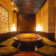 当店大人気の堀りごたつ円卓個室は、最大12名様までゆったり座れます。円卓なので皆の顔が見えて、会話も弾みます♪お日にちによっては少人数様でもご利用可能です。