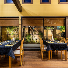 広々とした空間に2名様掛けテーブルが6卓ございます。お一人様からカップル、ご友人とのランチやディナーまで、様々なシーンでゆったりとお食事をお楽しみいただけます。