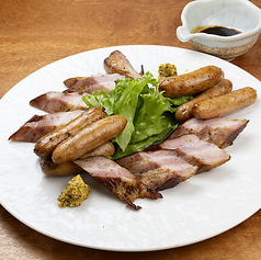 炭火焼ベーコンとソーセージの盛合せ