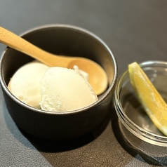 淡路島ヨーグルトアイス 　檸檬添え