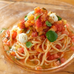 夏野菜の冷製トマトソースパスタ