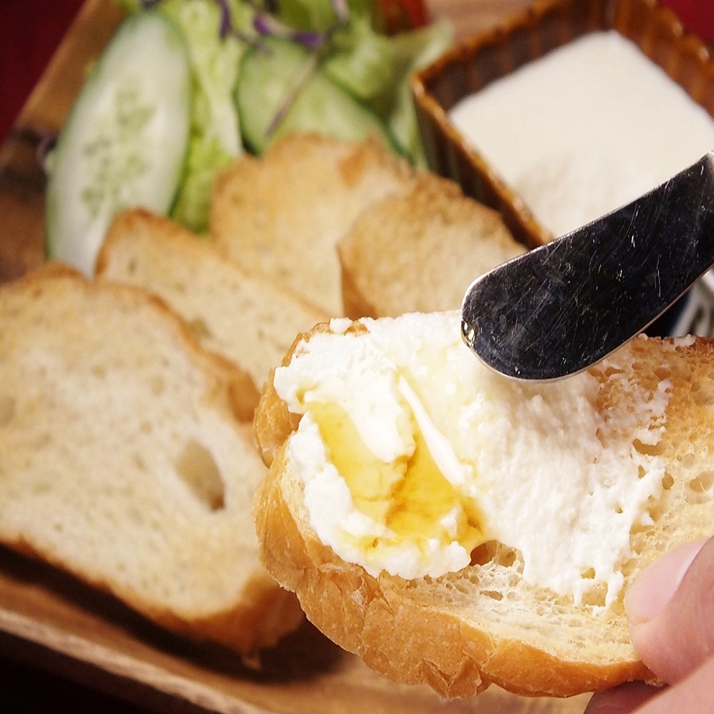 手作りチーズ豆腐は炭火焼きしたパンにたっぷり塗っていただきます♪ワインや焼酎に合う◎