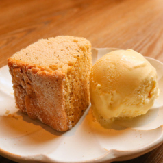 紅茶シフォンケーキ バニラアイス添え