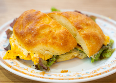 タマゴと葉野菜のフォカッチャサンド