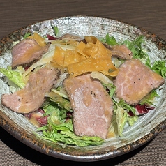 33.黒毛和牛のローストビーフサラダ