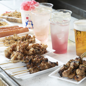 【屋外イベントを一気に盛り上げる料理】香ばしい焼き物やできたての料理が勢ぞろい。外の空気と一緒に味わうフードは格別です。会話も弾み、仲間との時間が自然と盛り上がるのが魅力。季節を問わず人気のサービスです。※近くにお手洗いがあることが条件です。