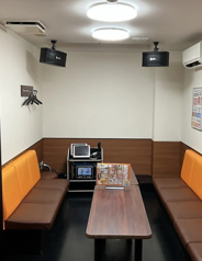 6名様、7名様、12名様、15名様向けのお部屋を各1部屋ずつご用意しております！少人数の集まりから中規模な飲み会まで、人数に合わせて快適にご利用いただけるお部屋です。近鉄大和八木駅南口から徒歩約4分とアクセス抜群！終電を気にせず朝6時までたっぷり歌って、飲んで、最高の時間をお過ごしください♪
