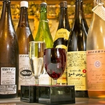 こぼれ升ワインは迫力の一升瓶で国産にこだわった他店ではなかなか出会えない一杯です。