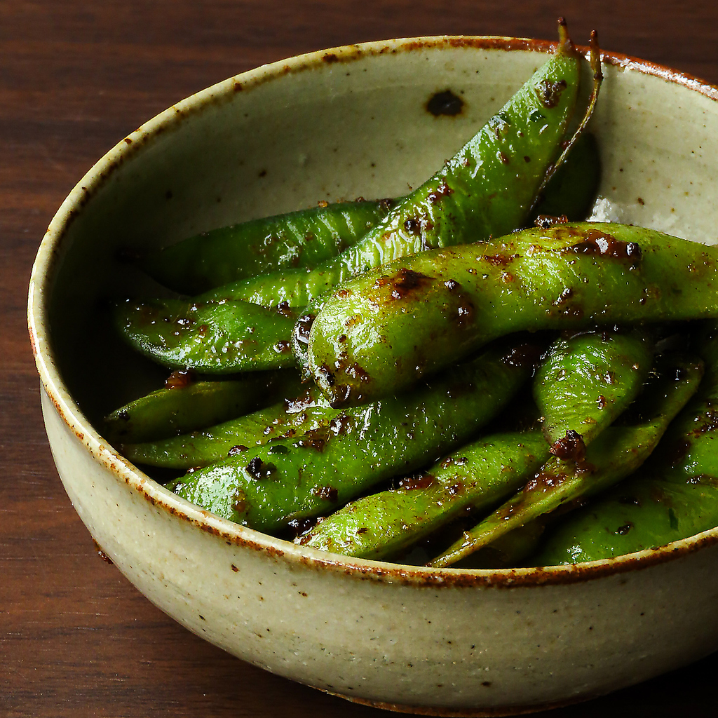 香ばしいガーリックの風味と枝豆がよく合う！ビールとの相性も抜群で、やみつきになること間違いなし