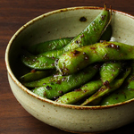 香ばしいガーリックの風味と枝豆がよく合う！ビールとの相性も抜群で、やみつきになること間違いなし