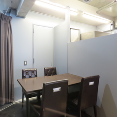 【半個室タイプのテーブル席をご用意しております】