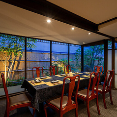 5名様から8名様までご利用いただけるテーブル席が1卓ございます。ご家族や少人数のグループでのご利用に最適です。周りを気にせずお食事を楽しめるため、会話も弾みます♪