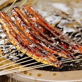 『丹念に磨き上げられた自家製たれ』幾度となく作り直して試行錯誤の末に完成した自家製のたれは、鰻との相性抜群。みりんと醤油を絶妙な火加減でじっくりと煮込み、手間ひまを惜しまず丁寧にアクを取りながら丹念に磨き上げられたたれは、焼いた時に香ばしくかおります。