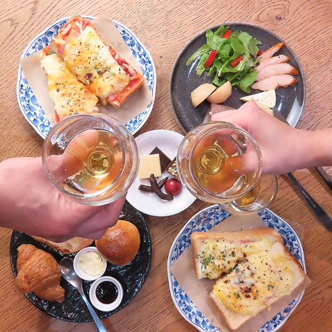 ランチは隠れ家カフェ、ディナーは拘りのウイスキーバーのお店です♪