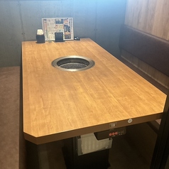 【周囲を気にせず楽しむ、プライベート空間】記念日や会社のご宴会、小さなお子様連れのご家族にも人気。プライベート感のある空間で、厳選されたお肉をゆっくりとお楽しみいただけます。特別な日のお食事を、ぜひ牛角で。