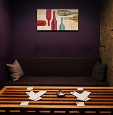 店内奥にはソファー席も完備