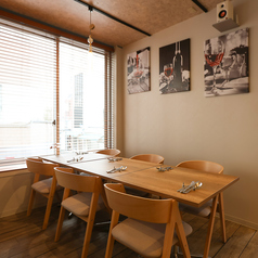 ゆったりと座れる6名様用のテーブル席は、家族でのお食事や仲の良い友人同士のお集まりにおすすめです。窓際の明るい空間で、リラックスしながら本格イタリアンを満喫。アクセス抜群な大街道駅近くの隠れ家的な雰囲気の中で、特別なランチやディナーを演出します☆