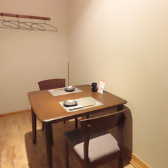 2名様でご利用いただける、2階のテーブル個室です。落ち着いた内装でまとめられた空間は、大切な記念日や接待、静かに語り合いたい夜に相応しい場所。扉を閉めればそこは完全なプライベート空間となり、厳選された地酒とこだわり抜いた料理の数々をじっくりと味わえます。特別なひとときを演出する特等席です。