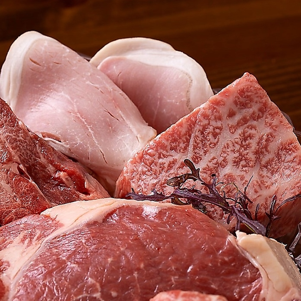 『Zushio』では、ブロックごとに仕入れた厳選肉を"独自の熟成法"で仕上げ、最高の一皿を提供します。