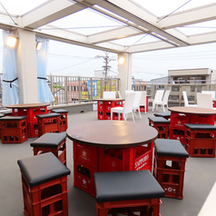 爽快な風を感じられるテラス席を確保。野外でのBBQ感覚で美味しい焼肉を楽しめます。友人や家族とワイワイ盛り上がりましょう。