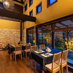 4名様までのテーブル席が5卓ございます。こちらはご夫婦やご友人同士でのお食事にぴったりです。落ち着いた雰囲気の中で、美味しいお料理を心ゆくまでご堪能ください。