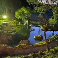 昼と夜で雰囲気が一変する、心落ち着く庭園。