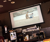 店内には大型スクリーンを設置しており、人気の韓国ドラマやK-POP映像をお楽しみいただけます。女子会や誕生日会、推し活などにもぴったりな雰囲気のある空間です。