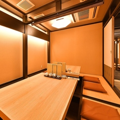 【4階個室】定員8名様の個室席を3部屋ご用意。内2部屋はつなげることができ、最大16名様までご利用いただけます。