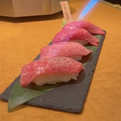 牛あぶり寿司 4貫(トロ2貫、赤身2貫)/2貫(トロ1貫、赤身1貫) 