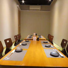 2階の広々とした座敷席は、親戚の集まりや会社でのゆったりとした宴会にぴったりです。畳の香りに包まれながら、のびのびと食事を楽しむ時間は格別。小さなお子様連れのお客様も安心して過ごせる開放的な空間です。大人数で一つのテーブルを囲み、神石牛のステーキを分け合えば、自然と笑顔がこぼれる素敵な宴になります。
