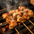 こだわりの焼鳥と旬を大切にした和食を、おまかせコースでご提供。味わい深い鶏肉は2種類の地鶏を使用し、備長炭で炭の香りを纏わせ香ばしく焼き上げます。