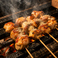 こだわりの焼鳥と旬を大切にした和食を、おまかせコースでご提供。味わい深い鶏肉は2種類の地鶏を使用し、備長炭で炭の香りを纏わせ香ばしく焼き上げます。