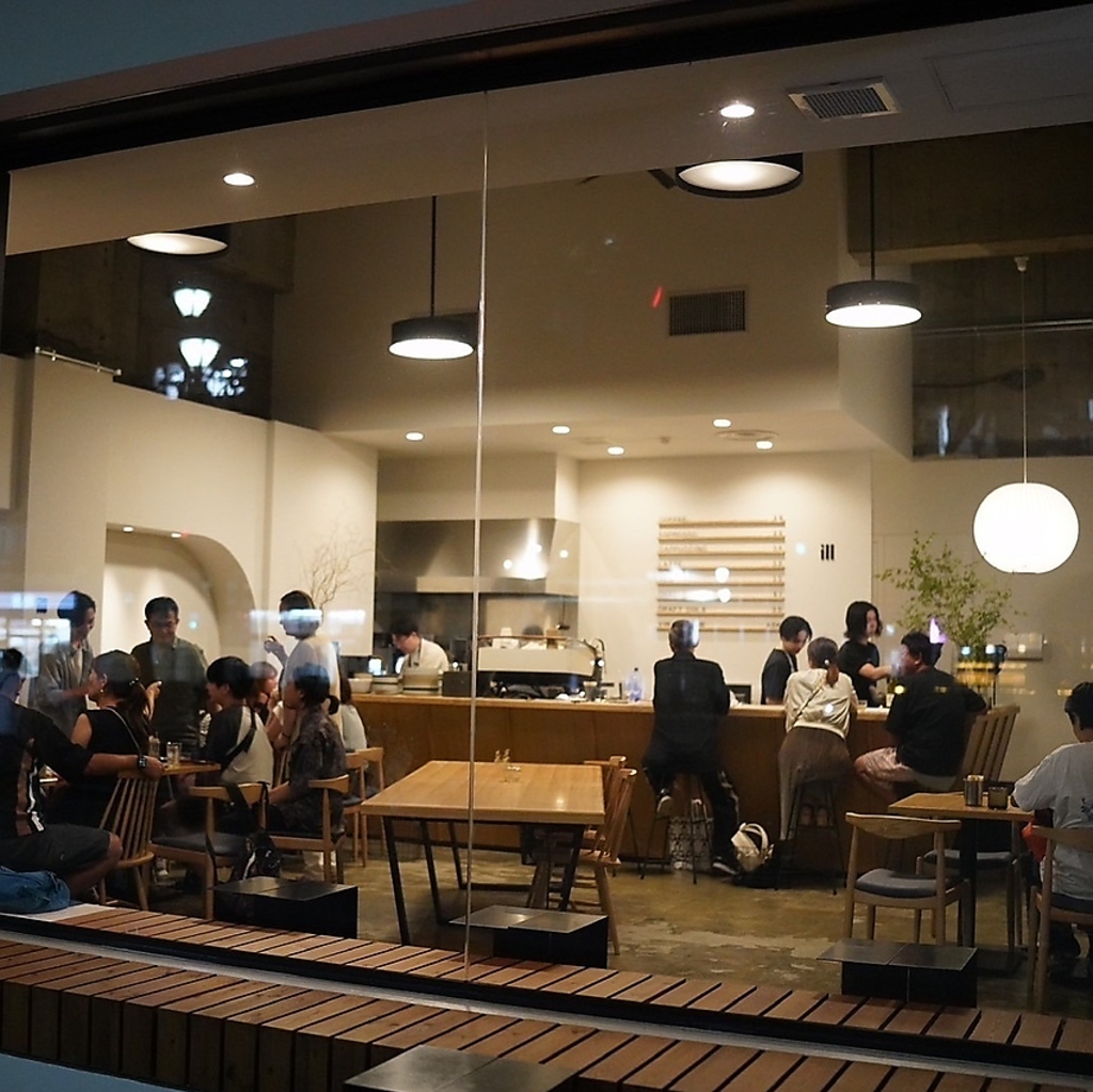 外の通りや木々が見える大きな窓。開放感のある店内から、外の景色を眺めながらお料理を楽しめます♪