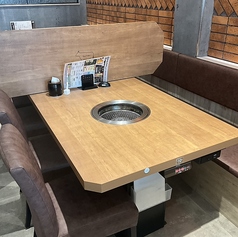 【女子会や家族団らんにぴったり！】広々としたテーブルを囲んで、みんなでワイワイ焼肉！友人同士の集まりやファミリーでのご利用に最適な、使い勝手の良いお席です。活気あふれる店内で、会話を楽しみながら牛角自慢のお肉をご堪能ください♪