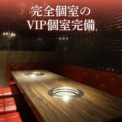 【50インチモニター付VIP個室：最大10名様周りから完全に独立したVIPルームは、1名様につき1,000円の個室料金でご利用いただけます。50インチモニターを完備しておりますが、完全個室としてゆったり過ごしたい方におすすめです。こちらの席をご希望の際はお電話かネット予約の備考欄にご記入をお願いいたします。
