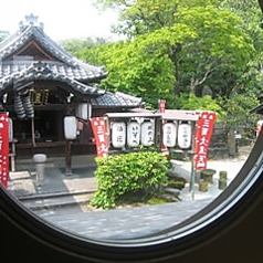北側の窓からは豊臣秀吉が信仰したことで有名な「三面大黒天」の境内を眺められます。