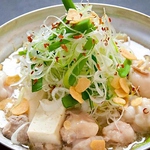 博多と言ったらやっぱりこれ！なかすっ娘名物「もつ鍋」。3種のスープで召し上がれ♪