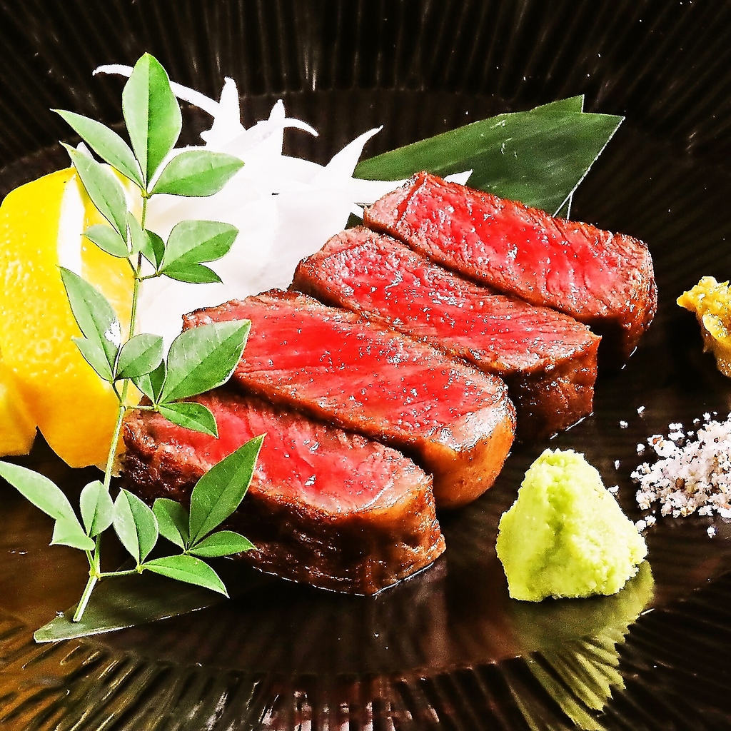 「黒毛和牛阿波牛もも肉藁焼き」や「阿波尾鶏もも藁焼き」などお肉のメニューも豊富にご用意！