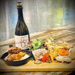 選りすぐりのワインと絶品料理が織りなす、贅沢なひとときを過ごせる特別な場所です。