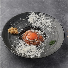 サーモンの燻製カルボナーラユッケ