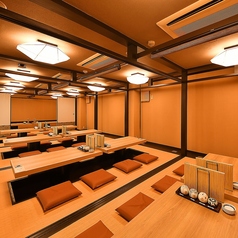 【4階掘りごたつ】32名様の大宴会場としてもご利用いただける掘りごたつ席お席とお席の間に簾を降ろすことも可能です。